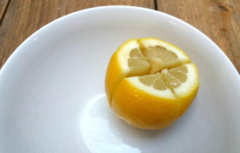 Coupez un citron et mettez-le à côté de votre lit. Pourquoi ? Tout le monde devrait essayer ça !