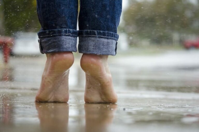 6 conseils sur comment empêcher et se débarrasser des pieds qui transpirent