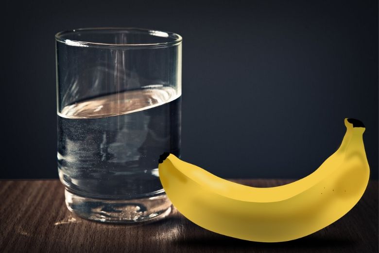 Pourquoi vous devriez commencer votre journée par une banane et un verre d’eau chaude