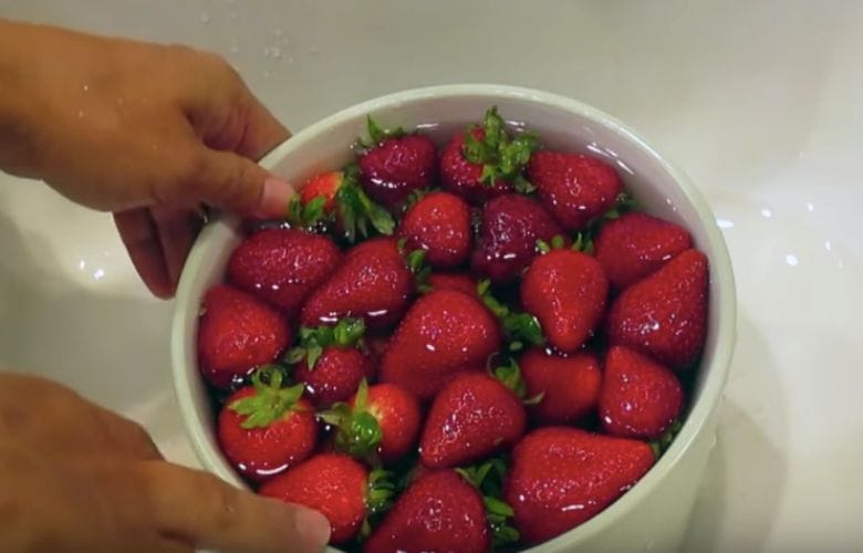 Voici pourquoi vous devriez faire tremper les fraises dans du vinaigre avant de les manger !