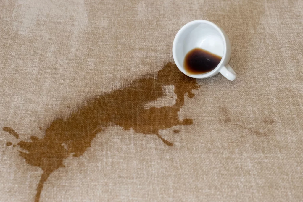 Voici comment facilement retirer une tache de café sur votre canapé en tissu