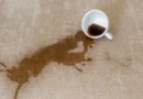 Voici comment facilement retirer une tache de café sur votre canapé en tissu
