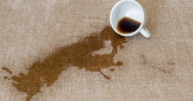 Voici comment facilement retirer une tache de café sur votre canapé en tissu