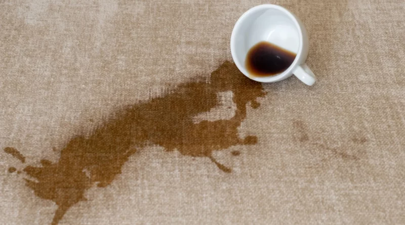 Voici comment facilement retirer une tache de café sur votre canapé en tissu