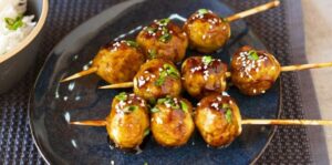 Brochettes de boulettes de poulet Yakitori
