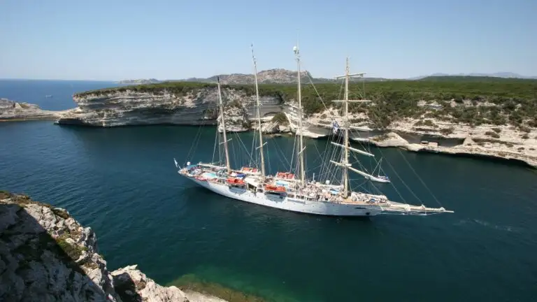 Vacances en voilier sur un quatre-mâts, à destination de la Corse et de la Côte d’Azur