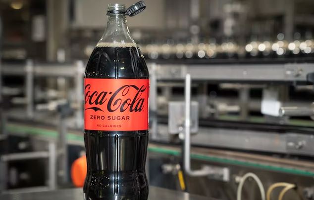 #Coca-Cola introduit le bouchon attaché sur toutes ses bouteilles en plastique