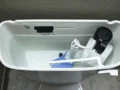 Mettez du vinaigre dans le réservoir des toilettes : vous allez résoudre un grand problème