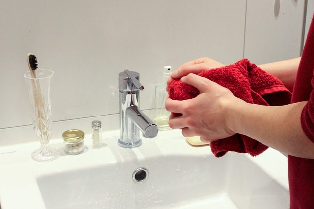 Enquête sur l’utilisation des désinfectants : Les Belges les utilisent souvent de manière incorrecte