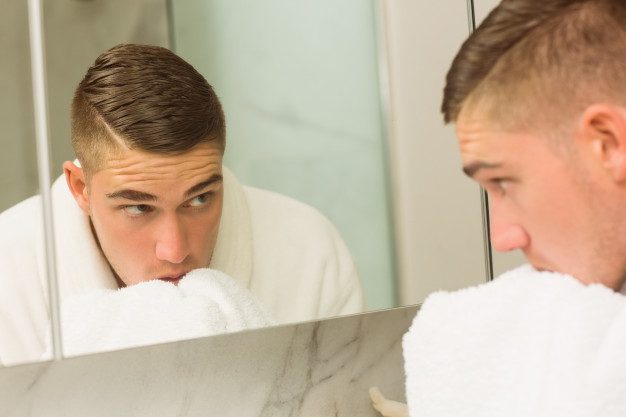 Régime de lavage du visage approprié pour les hommes : soins de la peau pour hommes