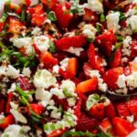 Salade de fraises, basilic et fromage de chèvre