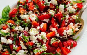 Salade de fraises, basilic et fromage de chèvre