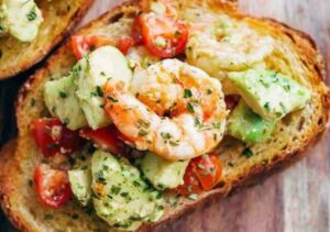 Pain à l’ail aux crevettes et avocat