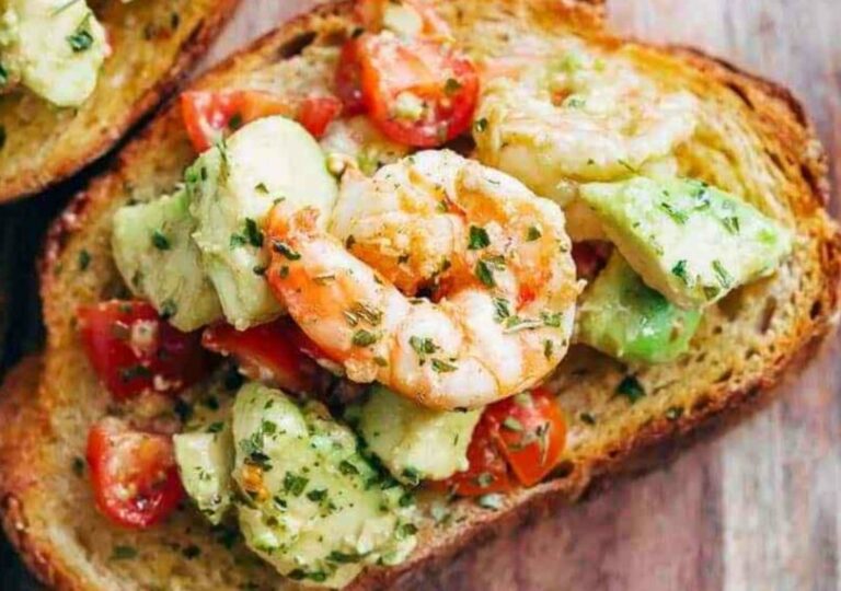 Pain à l’ail aux crevettes et avocat