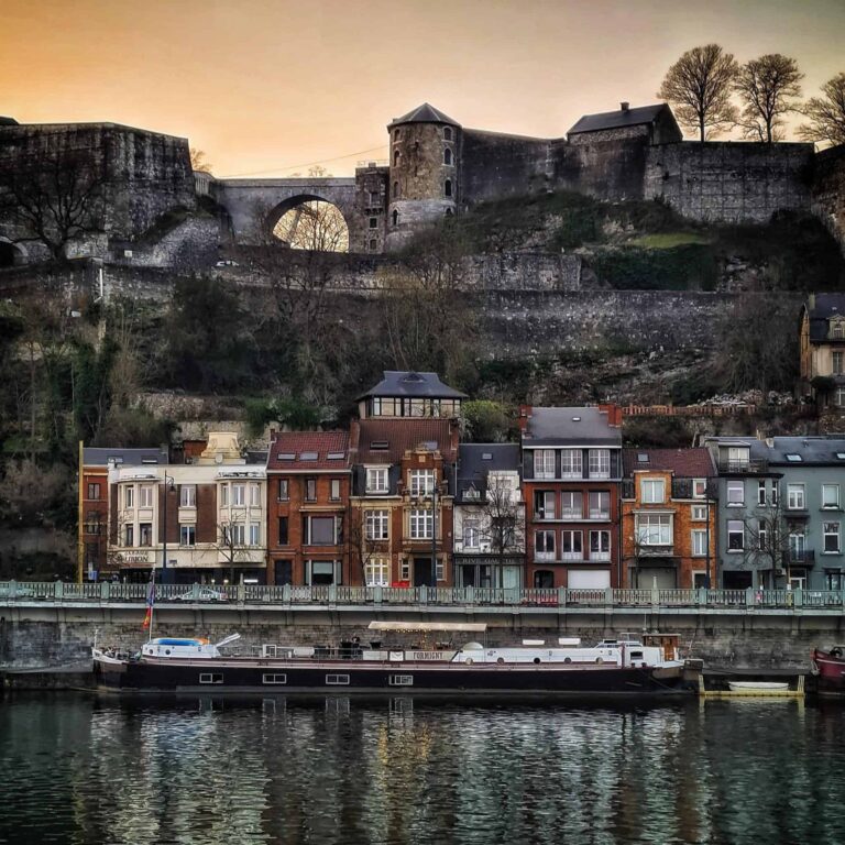 Une péniche vous attend au confluent de la Sambre et de la Meuse à #Namur