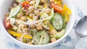 Salade estivale aux pois chiches et légumes de printemps