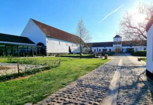 Rendez-vous à la Ferme de Mont-Saint-Jean pour déguster bières et spiritueux