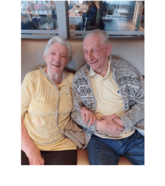 Un couple amoureux de la maison de retraite Alegria à Anderlecht fête