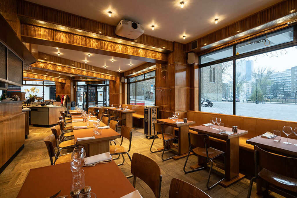 Le restaurant Variétés vous attend avec son incontournable poulet à la broche, frites, compote