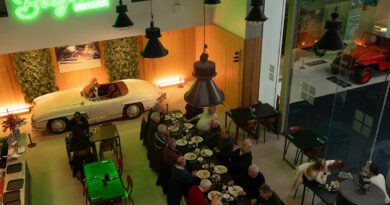 Bagnole dining room top view white limo