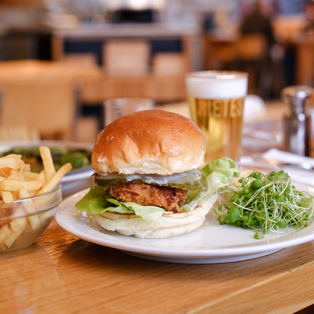 Un trs bon chicken burger à la place flagey à ixelles