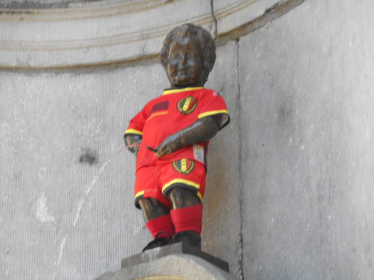 1  Manneken pis diable rouge