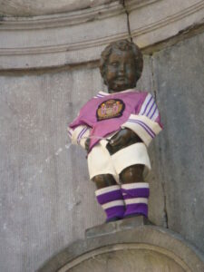 1- manneken piss en joueur d’anderlecht