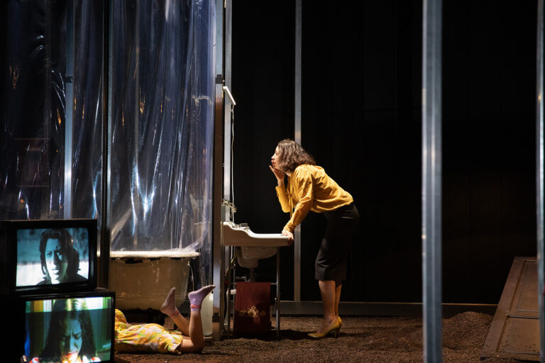 Gaia Saitta dans « Les Jours de mon Abandon » © Photo : Anna van Waeg