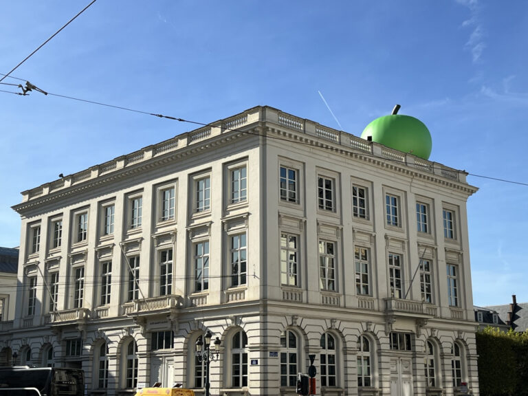 énergie panneaux sur le toit du musée magritte