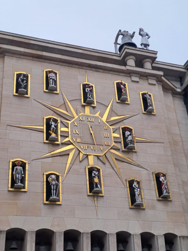 u4-le-carillon-du-monts-des-arts-a-bruxelles-a-ete-remis-en-fonction