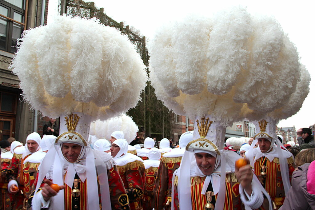 À Binche, quand l’hiver danse : le Carnaval 2026 en apothéose