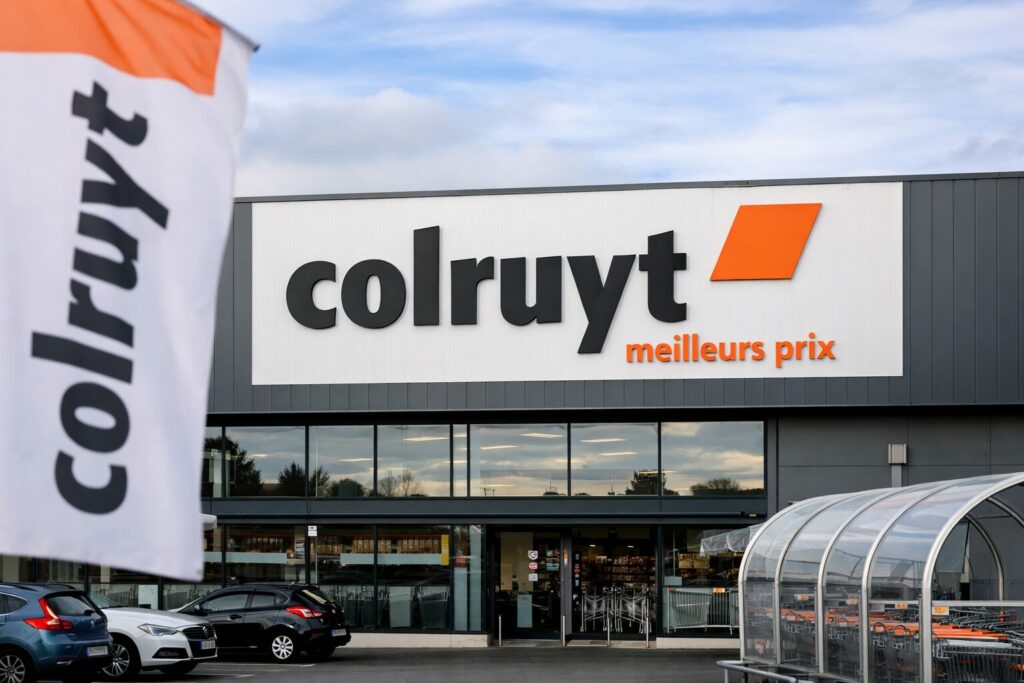 Magasin Colruyt sous ciel partiellement nuageux