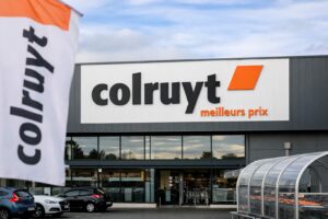 Magasin Colruyt sous ciel partiellement nuageux