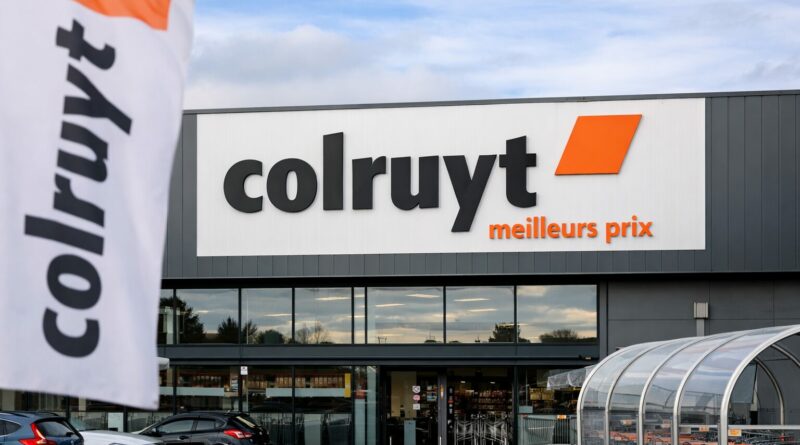 Magasin Colruyt sous ciel partiellement nuageux