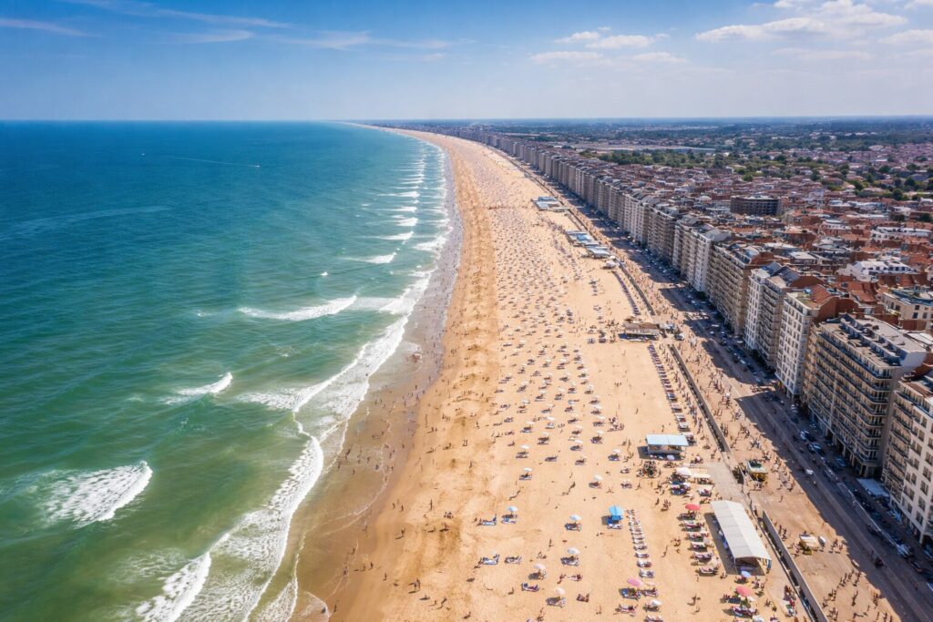Plage animee dune station balneaire belge