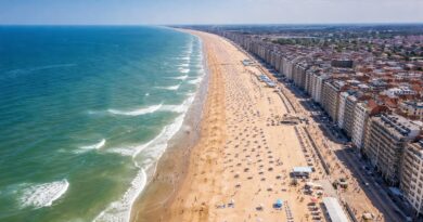 Plage animee dune station balneaire belge