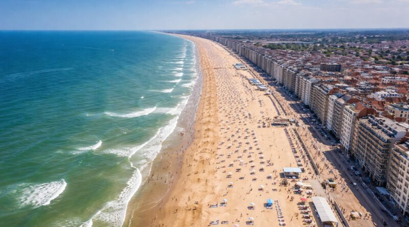 Plage animee dune station balneaire belge