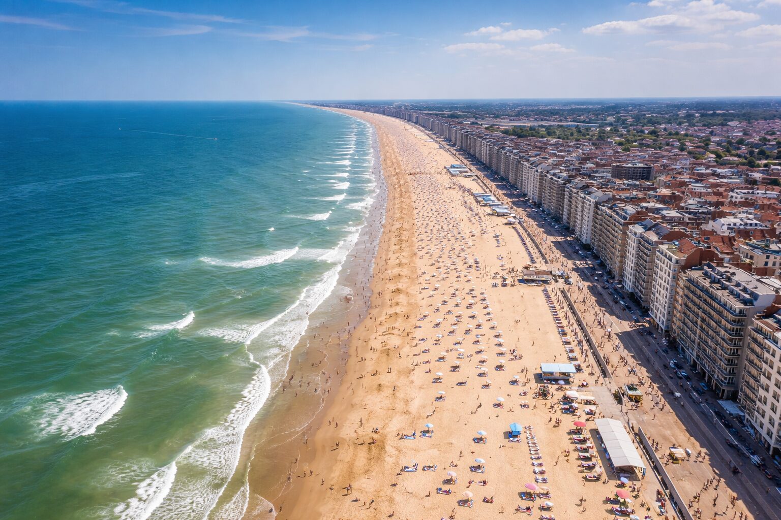 Plage animee dune station balneaire belge