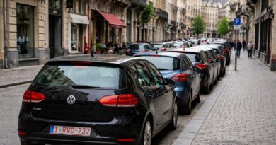 Rue bruxelloise animée et architecturale