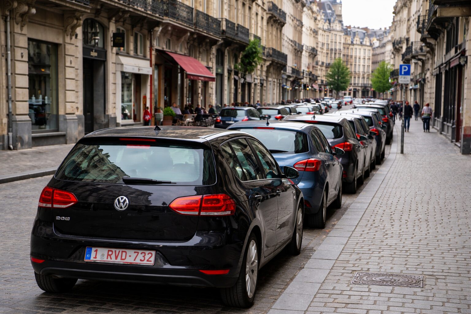 Rue bruxelloise animée et architecturale