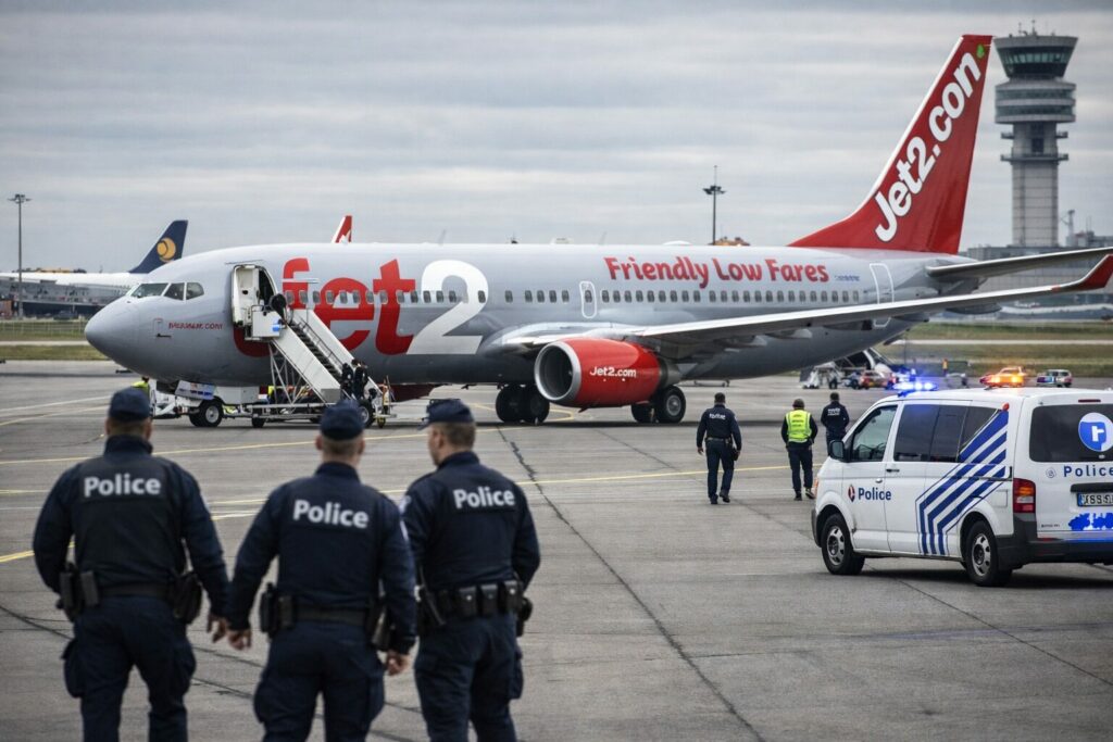 Avion Jet2 avec presence policiere a laeroport