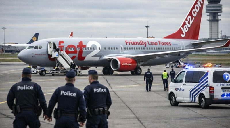 Avion Jet2 avec presence policiere a laeroport