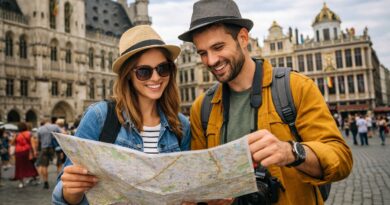 Couple explore la Grand Place de Bruxelles