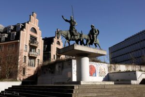 Chevaliers d’illusion au cœur de l’Europe : une halte littéraire en plein Bruxelles