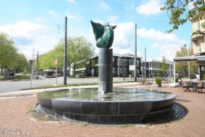 À Jette, la Fontaine de l’Homme-Poisson veille… et personne ne sait vraiment pourquoi