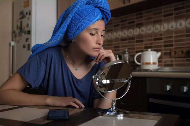 Nettoyez le miroir avec cet outil et toutes les rayures disparaitront