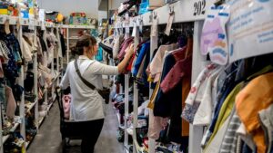 SCANDALE TEXTILE : L’Europe interdit enfin le massacre des vêtements neufs !