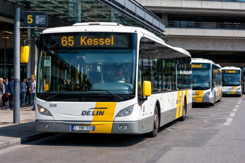 Trois bus De Lijn a la station