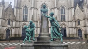 “Charles Woeste figé…