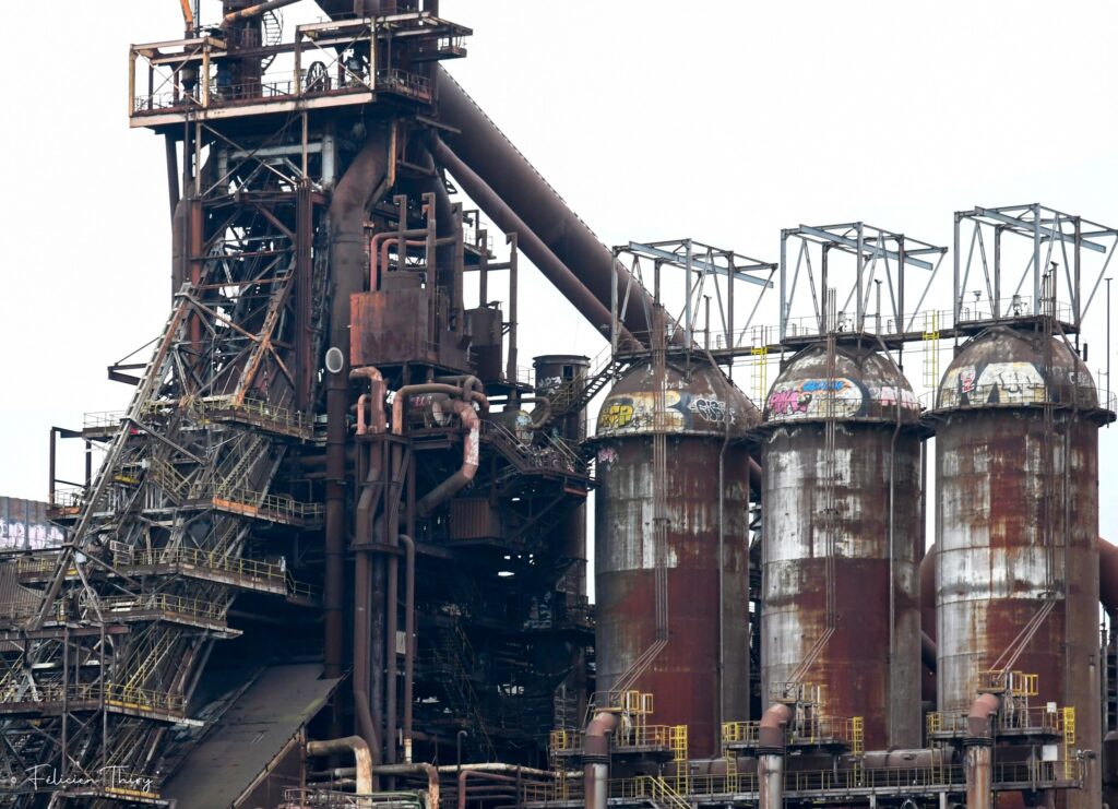 Liège en flammes : le souffle d’acier d’une sidérurgie disparue